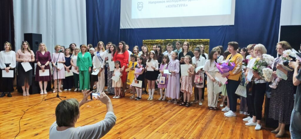 Кадри з нагородження. Фото: Управління освіти і науки Славутицької міської ради