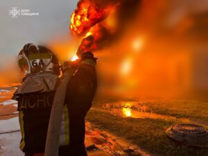 Кадри з ліквідації пожежі на одному з об'єктів. Фото: КОВА
