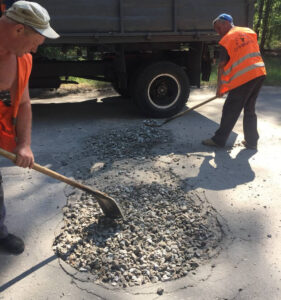 Ремонт дорожнього покриття Славутич-Мекшунівка. Фото: КП "Дорожньо-експлуатаційне управління" Славутицької міської ради