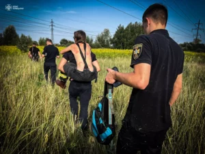 Порятунок дитини з болота. Фото: ДСНС Київщини
