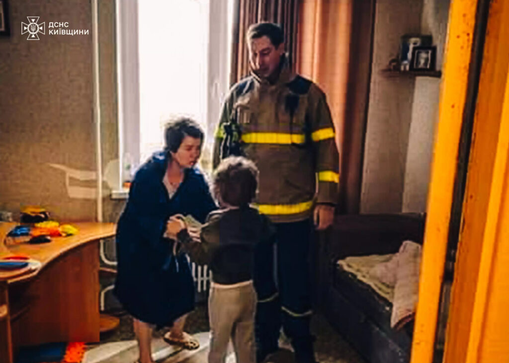 Порятунок дитини. Фото: ГУ ДСНС у Київській області