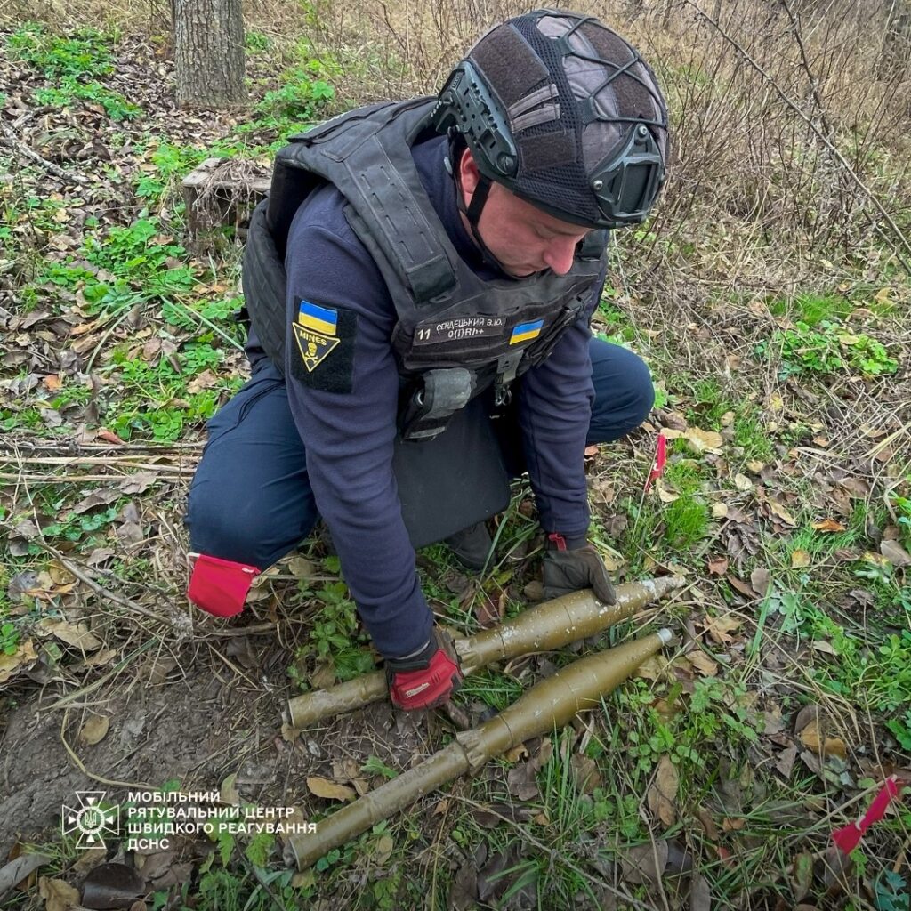 Вилучення гранатометних пострілів. Фото: МРЦШР ДСНС України