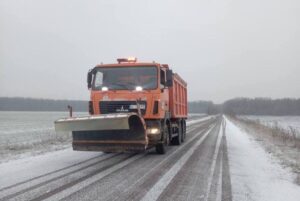 Протиожеледні заходи на дорогах. Фото: КОВА