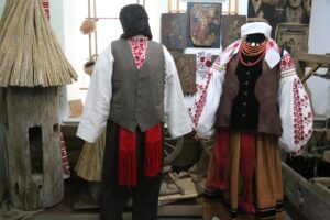 Народні костюми. Фото: Вишгородський історико-культурний заповідник