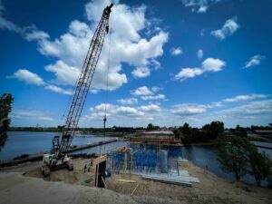 Ремонт мосту через канал у Вишгороді. Фото: Микола Калашник