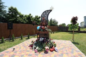 Пам'ятник у Нових Петрівцях загиблим дітям від повномасштабного вторгнення РФ в Україну. Фото: КОВА