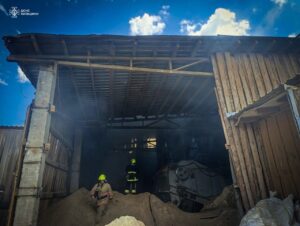 Пожежа в Іванкові на підприємстві. Фото: ДСНС Київщини