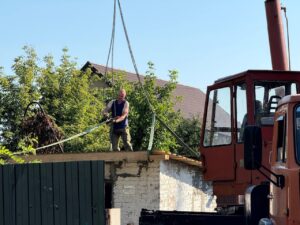 Ремонт глибинного насоса в Старих Петрівцях. Фото: Петрівська громада