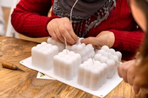 Виготовлення свічок. Фото: iStock