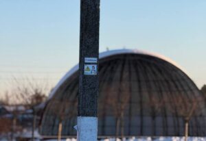 Наліпки на електроопорах. Фото: Петрівська ОТГ