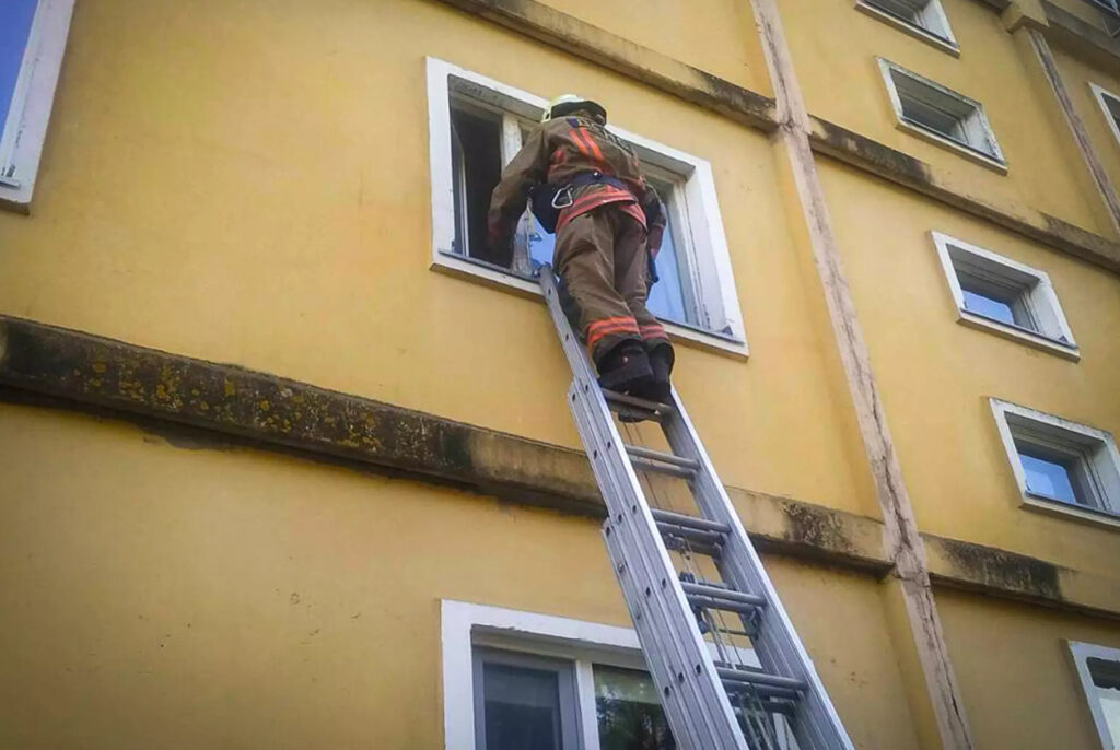 Рятувальники допомогли жінці, яка не могла вибратися з зачиненої квартири. Фото: ДСНС Київщини