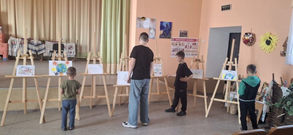 Виставка дитячих малюнків у Сувиді. Фото: Пірнівська громада