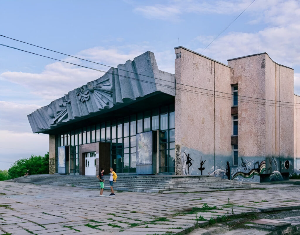 Кінотеатр "Мир" у Вишгороді. Фото: modernism.in.ua
