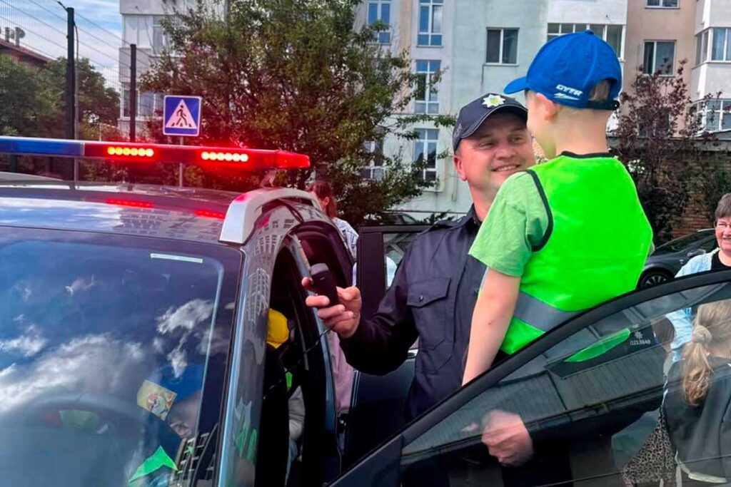Поліцейські Київщини провели для дітей уроки безпеки під час літніх канікул