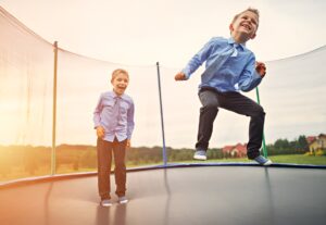 Діти на батутах. Фото: iStock