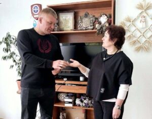 Передача уламка люстри Маріупольського драмтеатру. Фото: музей-заповідник української військової звитяги
