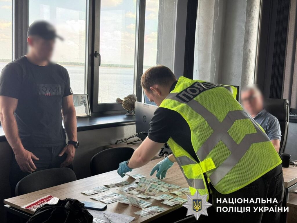 Вимагав з працівників гроші за збереження бронювання. Фото: поліція Київщини