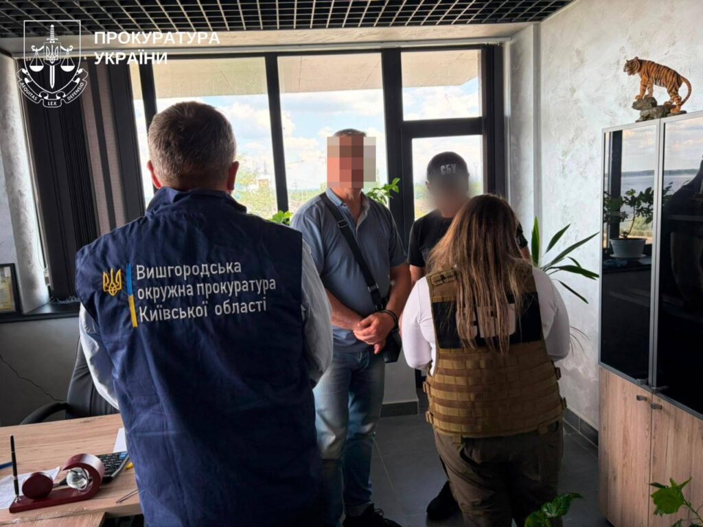 Вимагав з працівників гроші за збереження бронювання. Фото: прокуратура Київщини