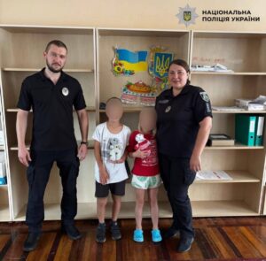 У Вишгороді поліцейські передали дітям «Бабусині зайці»