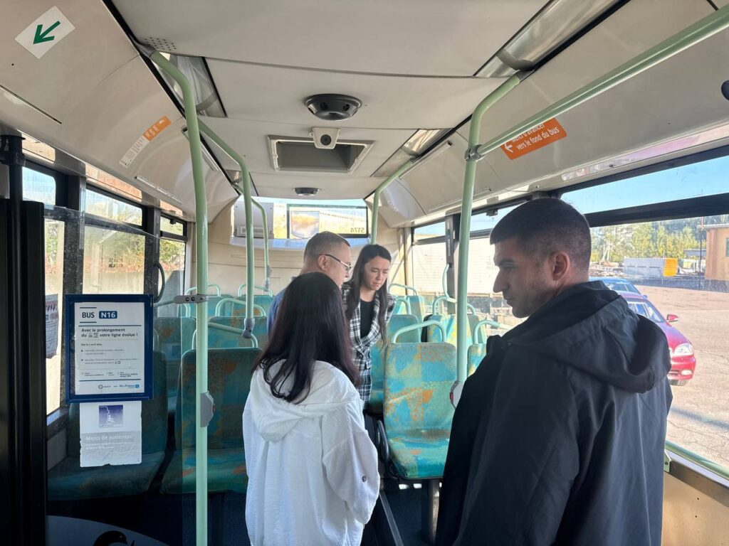 Петрівська громада отримала два нових автобуси від Франції: куди їх передадуть