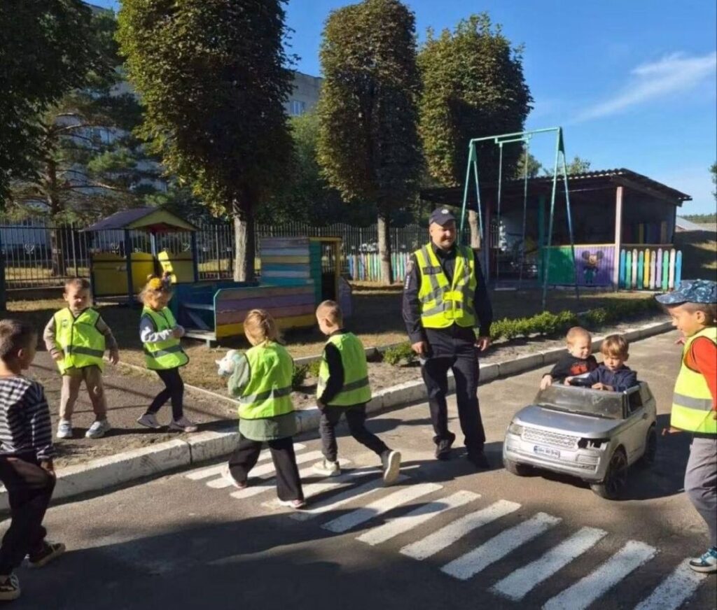 У садку на Вишгородщині поліцейські провели для малечі інтерактив про ПДР